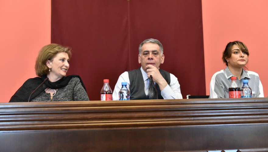 დარგობრივი ეკონომიკისა და ეკონომიკური პოლიტიკის კომიტეტის თავმჯდომარის, რომან კაკულიას შეხვედრა პარლამენტის აპარატის სტაჟიორებთან
