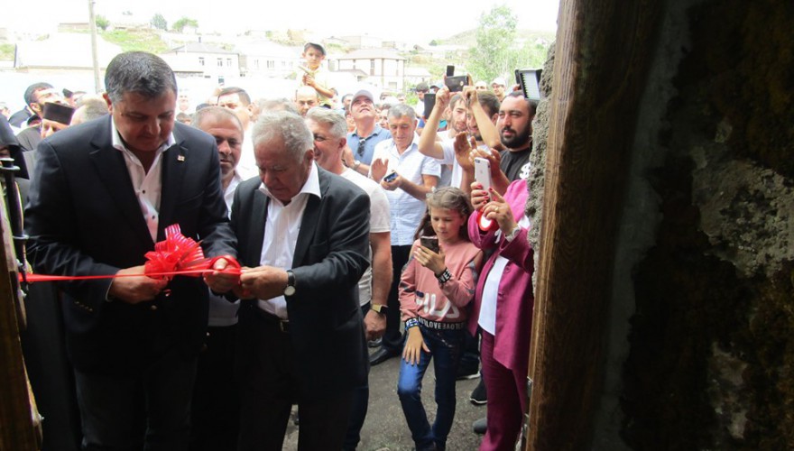 ენზელ მკოიანი სოფელ სათხაში ახლად აშენებული ეთნოგრაფიული მუზეუმის საზეიმო გახსნას დაესწრო