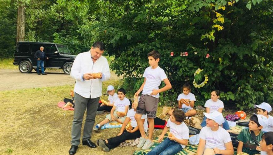 საქართველოს პარლამენტის წევრის ენზელ მკოიანის მორიგი შეხვედრა სოფელ კარტიკამის მოსახლეობასა და „ახალქალაქის ბანაკი 2019“-ის ბავშვებთან
