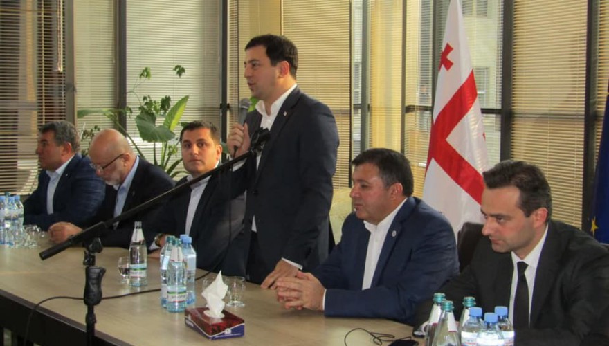 პარლამენტის წევრი ენზელ მკოიანი და საქართველოს პარლამენტის თავმჯდომარე არჩილ თალაკვაძე ნინოწმინდისა და ახალქალაქის მუნიციპალიტეტების მოსახლეობას შეხვდნენ