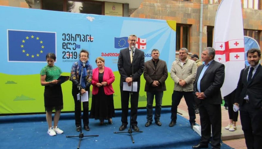 პარლამენტის წევრი ენზელ მკოიანი ახალქალაქში ევროპის დღესადმი მიძღვნილ საზეიმო ღონისძიებებს დაესწრო