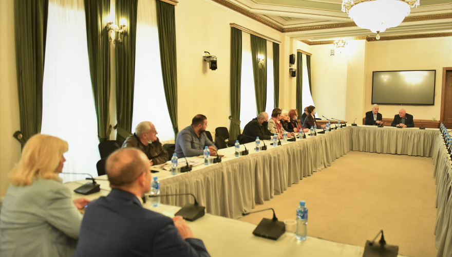 ავთანდილ ენუქიძე ეროვნული უმცირესობების ლიდერთა საბჭოს წევრებს შეხვდა