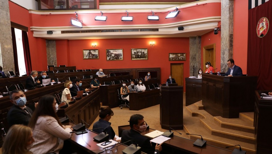 დარგობრივი ეკონომიკისა და ეკონომიკური პოლიტიკის კომიტეტის თავმჯდომარის მოადგილედ, ოპოზიციის კვოტით კვლავ გელა მიქაძე აირჩიეს