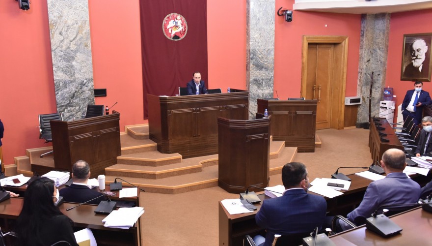 პარლამენტში წინასაარჩევნო პროცესში სიძულვილის ენის შემცველი პოლიტიკური სარეკლამო ბანერების განთავსების პრევენციასთან დაკავშირებულ საკანონმდებლო რეგულაციებზე მუშაობა დაიწყება