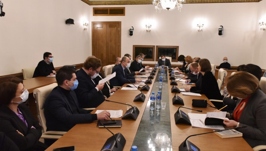 საქართველოს პარლამენტის უფრაქციო წევრთა მიერ მომზადებულ უკრაინის მხარდამჭერ რეზოლუციის პროექტს ავტორები უკან გაითხოვენ
