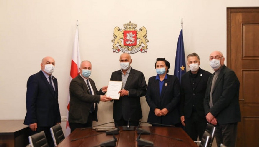დიმიტრი ხუნდაძემ მცხეთის საპატიო მოქალაქეს დიმიტრი ალავიძეს მადლობის სიგელი გადასცა