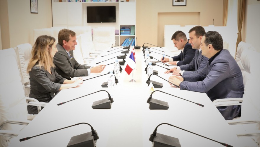 გიორგი ხოჯევანიშვილი, ალექსანდრე მოწერელია და მიხეილ დაუშვილი საფრანგეთის საგანგებო და სრულუფლებიან ელჩს შეხვდნენ