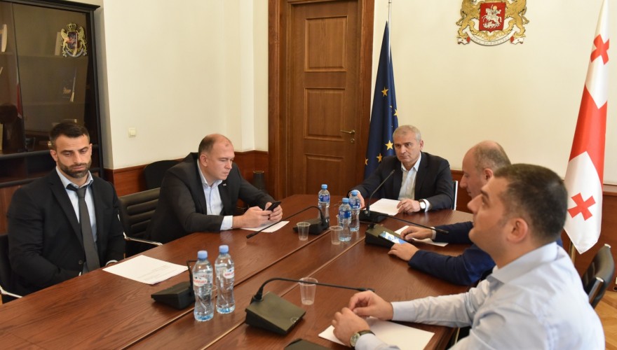 საპროცედურო საკითხთა და წესების კომიტეტმა ზაალ უდუმაშვილისთვის საქართველოს პარლამენტის წევრის უფლებამოსილების ვადამდე შეწყვეტის საკითხს მხარი დაუჭირა