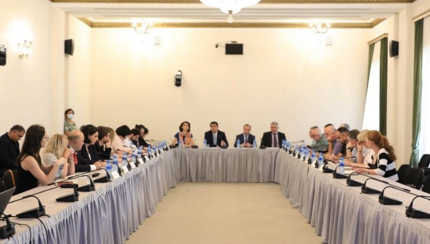 შალვა პაპუაშვილი ევროკომისიის რეკომენდაციებთან დაკავშირებით სამოქალაქო სექტორის წარმომადგენლებს შეხვდა