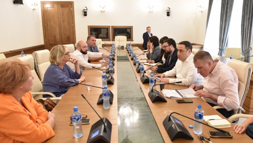 საპარლამენტო ოპოზიციის წევრები მედიაგარემოსთან დაკავშირებულ საკითხებზე არასამთავრობო ორგანიზაციების წარმომადგენლებს შეხვდნენ