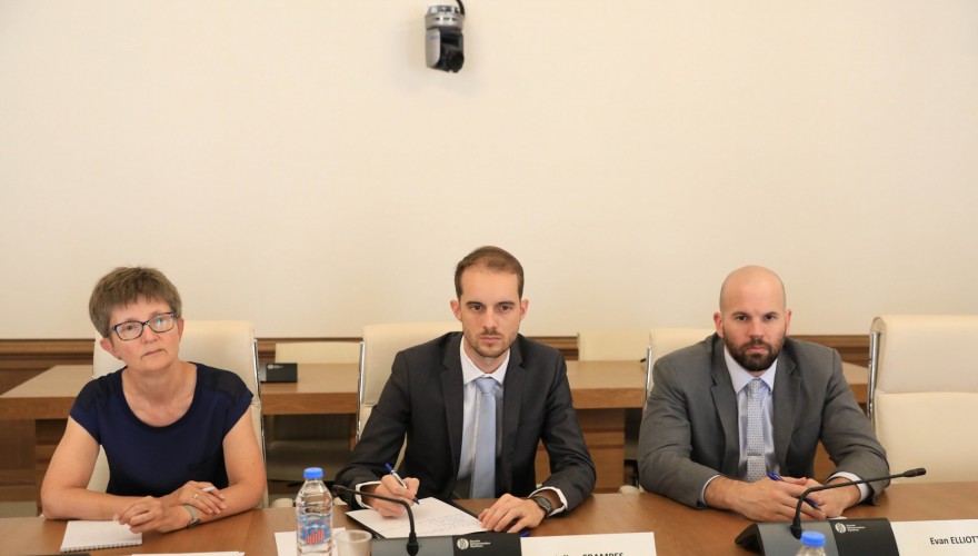 ევროკავშირისა და აშშ-ის საელჩოს წარმომადგენლები საპარლამენტო პოლიტიკურ ჯგუფებს შეხვდნენ