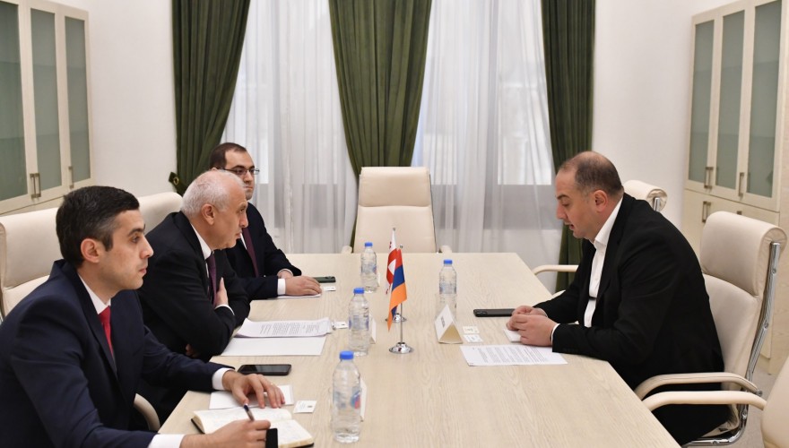 ირაკლი ჩიქოვანი სომხეთის რესპუბლიკის ელჩს საქართველოში აშოტ სმბატიანს შეხვდა
