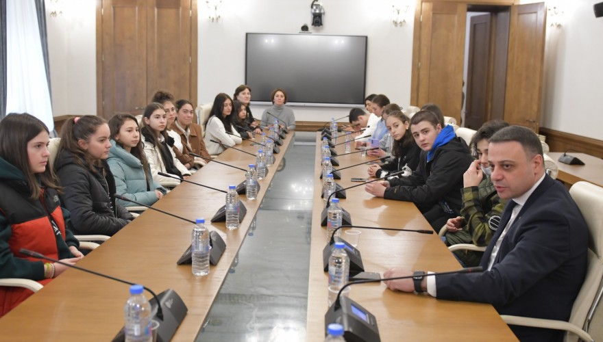 Meeting of Aluda Gudushauri with Kazbegi Municipality School Children