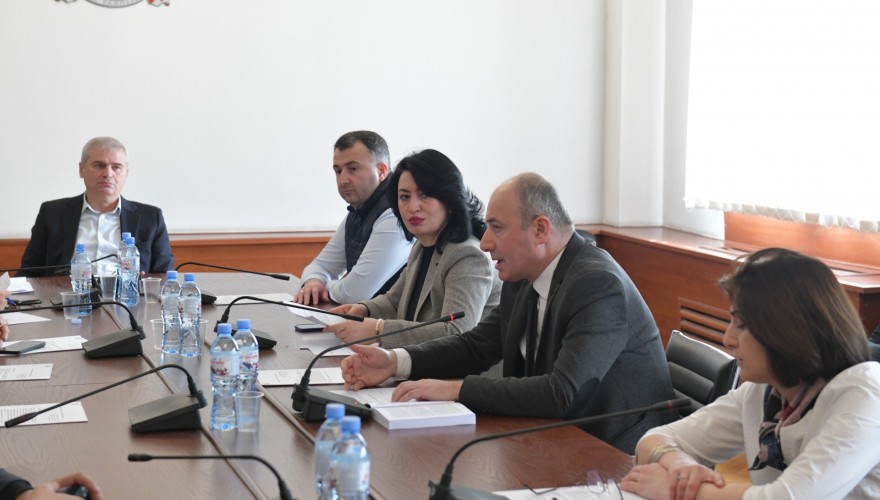 საპროცედურო საკითხთა და წესების კომიტეტმა საპარლამენტო პოლიტიკური ჯგუფის შექმნის საკითხის ახლებურად მოწესრიგებას მხარი დაუჭირა