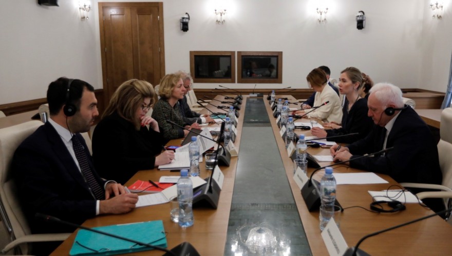 ოპოზიციონერი დეპუტატები ვენეციის კომისიის წარმომადგენლებს შეხვდნენ