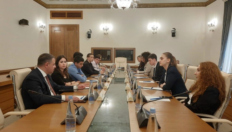 Meeting of Aluda Ghudushauri with School Pupils and Students