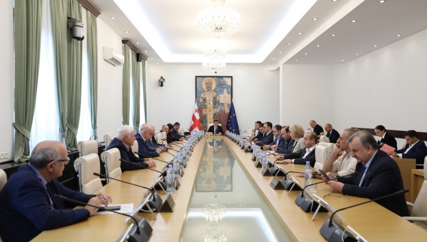 დეპუტატები „მინისტრის საათის“ და ინტერპელაციის ფორმატში მთავრობის წევრებს მოუსმენენ