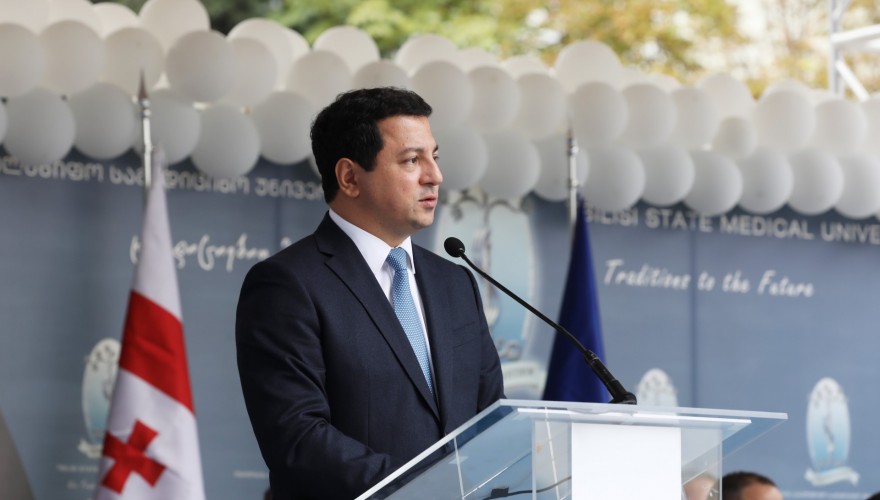 არჩილ თალაკვაძე სახელმწიფო სამედიცინო უნივერსიტეტის სტუდენტებს - სახელმწიფო დიდ ინვესტიციას აკეთებს განათლების სფეროში, რადგან ქვეყნის წარმატებულ მომავალს კონკურენტული ცოდნით აღჭურვილი მოქალაქეები ქმნიან! მეამაყება, რომ მეც ამ უნივერსიტეტში ვსწავლობდი!