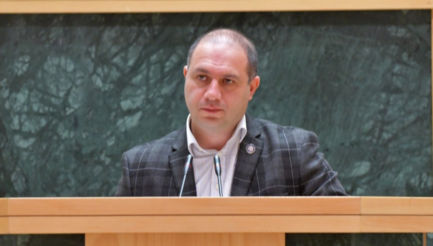 პარლამენტმა „შეკრებებისა და მანიფესტაციების შესახებ“ კანონში ცვლილება მესამე მოსმენით მიიღო