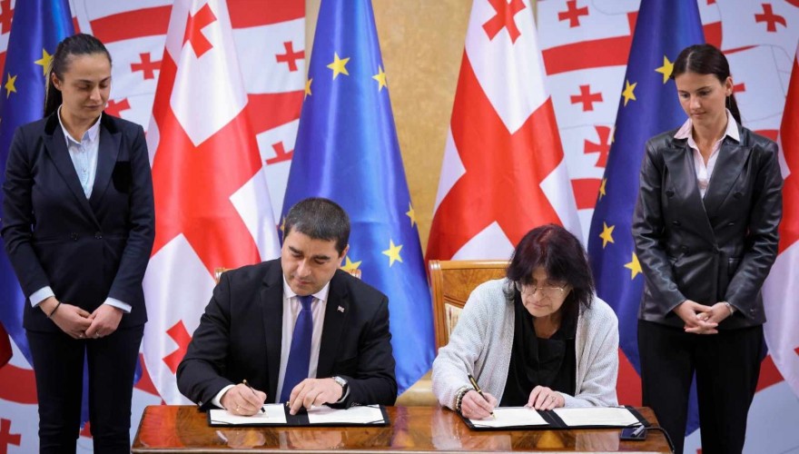 პარლამენტსა და საქართველოს ეროვნულ პლატფორმას შორის თანამშრომლობის მემორანდუმი გაფორმდა, რითაც გადაიდგა კიდევ ერთი ნაბიჯი, ევრორეკომენდაციის მე-10 პუნქტის შესრულებისთვის