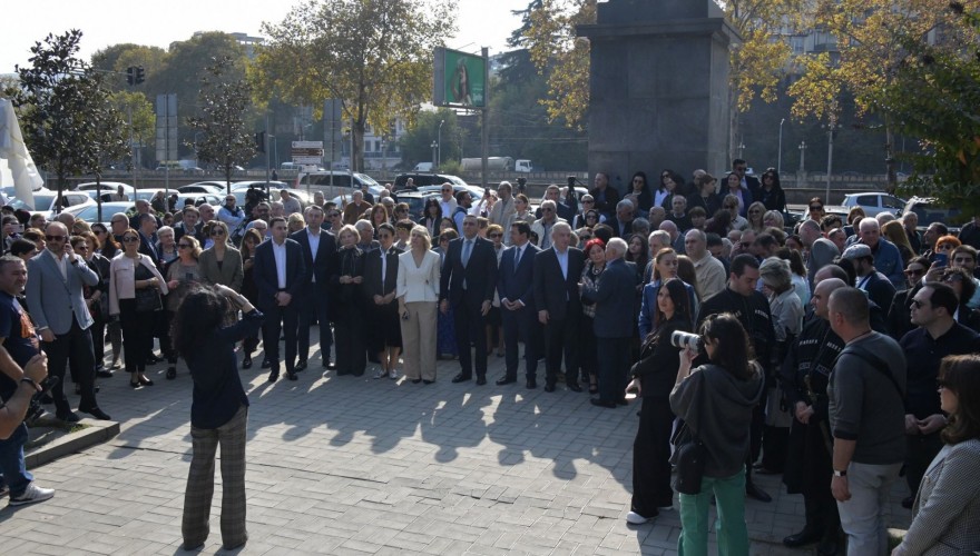 პარლამენტის წევრები ანზორ ერქომაიშვილის სახელობის ქუჩისა და სკვერის გახსნას დაესწრნენ