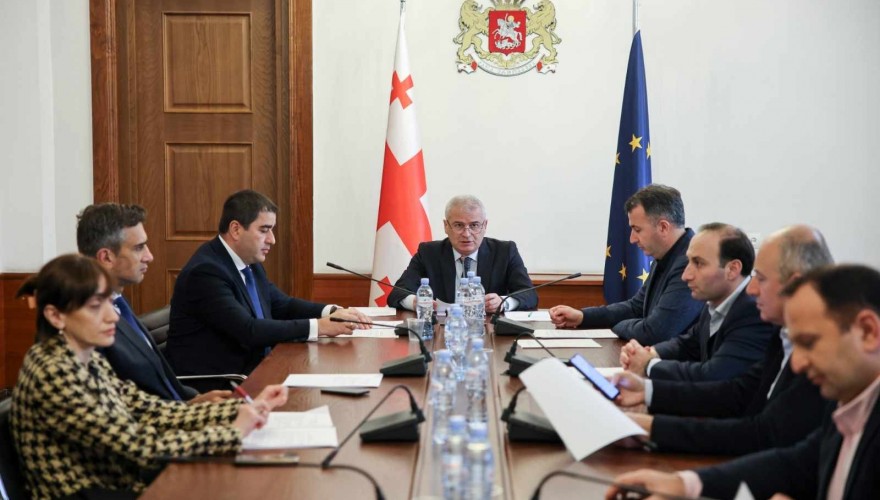 შალვა პაპუაშვილმა საპროცედურო საკითხთა და წესების კომიტეტს მეორე მოსმენით წარუდგინა ცვლილების პროექტი, რომელიც მომდევნო მოწვევის პარლამენტის წევრების ანაზღაურებას შეეხება