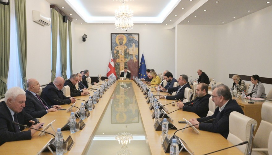 ფრაქცია „ქართული ოცნების“ თავმჯდომარის პირველ მოადგილედ რატი იონათამიშვილი, მოადგილეებად კი ირაკლი კირცხალია, გრეტა წიწავა და ედიშერ თოლორაია აირჩიეს