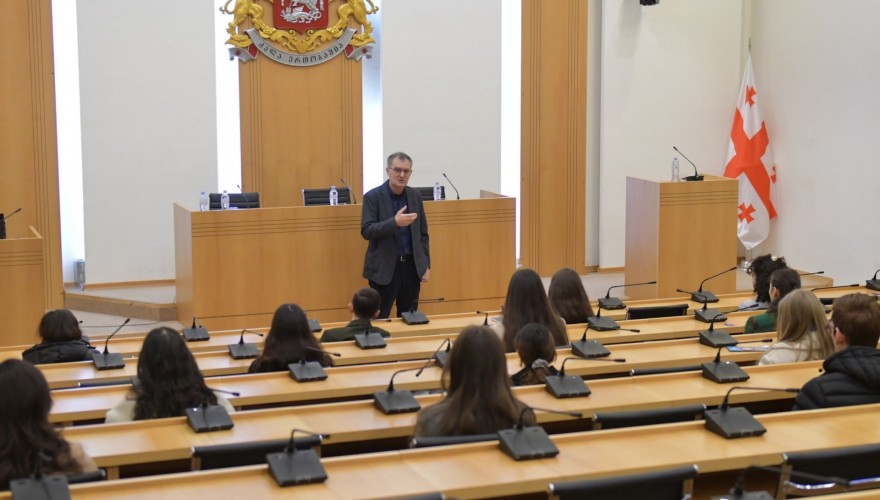 Meeting of Sozar Subari with Members of the Students’ Parliament