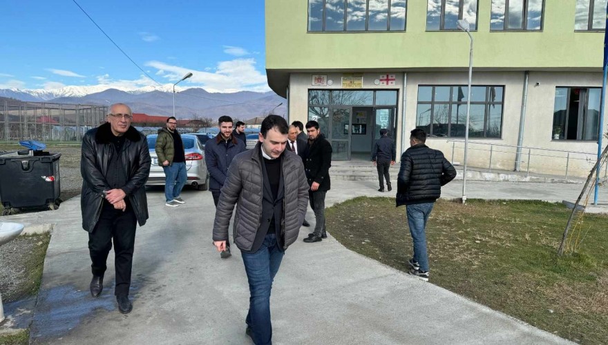 გიორგი ჩაკვეტაძე და როსტომ ჩხეიძე ლაგოდეხის მუნიციპალიტეტის სოფელ კაბლის N2 საჯარო სკოლას ეწვივნენ