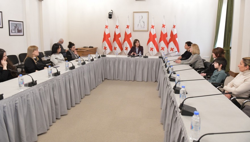 ქეთევან თურაზაშვილი მარტოხელა მშობლებს შეხვდა