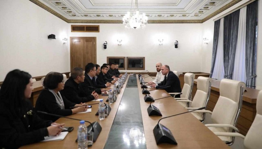 ლევან მგალობლიშვილი ჩინელ ბიზნესმენთა დელეგაციას შეხვდა