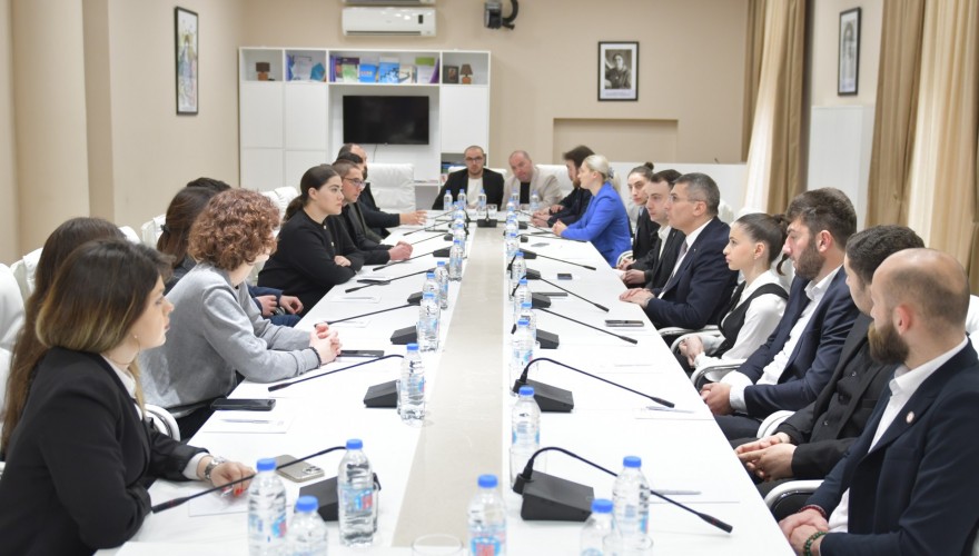 მამუკა მდინარაძემ და გიორგი ჩაკვეტაძემ უმაღლესი სასწავლებლების სტუდენტური თვითმმართველობების ხელმძღვანელებს „უცხოური გავლენის გამჭვირვალობის შესახებ“ კანონპროექტი გააცნეს