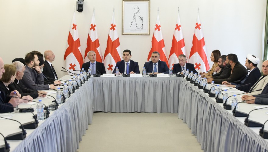 საკონსტიტუციო ცვლილებებთან დაკავშირებით, შალვა პაპუაშვილი სხვადასხვა რელიგიური ორგანიზაციების წარმომადგენლებს შეხვდა