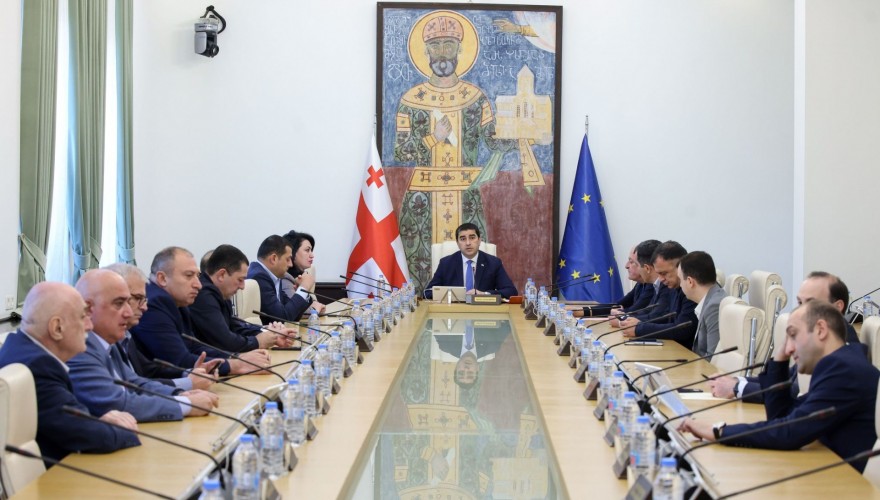 პარლამენტი „მინისტრის საათის“ ფორმატში, ოთარ შამუგიას და მიხეილ სარჯველაძეს მოუსმენს