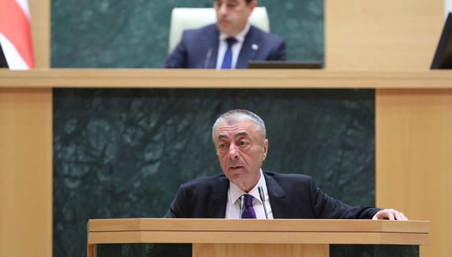 პარლამენტმა „ოჯახური ღირებულებებისა და არასრულწლოვანის დაცვის შესახებ“ კანონპროექტს მეორე მოსმენით მხარი დაუჭირა