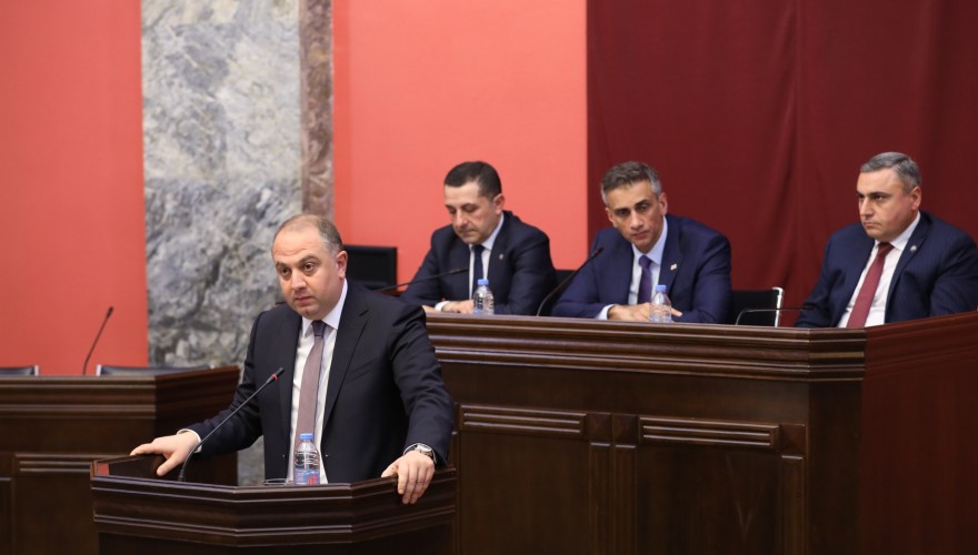 თავდაცვის მინისტრობის კანდიდატის, ირაკლი ჩიქოვანისთვის ნდობის გამოცხადების საკითხი კომიტეტების გაერთიანებულ სხდომაზე განიხილეს