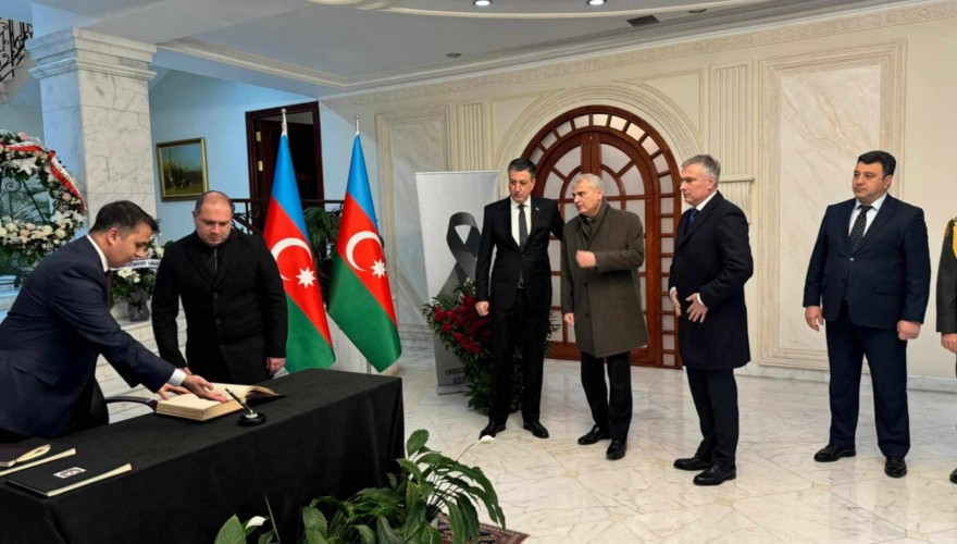Irakli Kadagishvili, Givi Mikanadze and Paata Salia making a record in the Book of Condolences in the Embassy of Azerbaijan