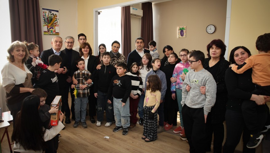 შალვა პაპუაშვილი და გიორგი ვოლსკი ბავშვთა და მოზარდთა სარეაბილიტაციო ცენტრ „მზის შვილებს“ ეწვივნენ
