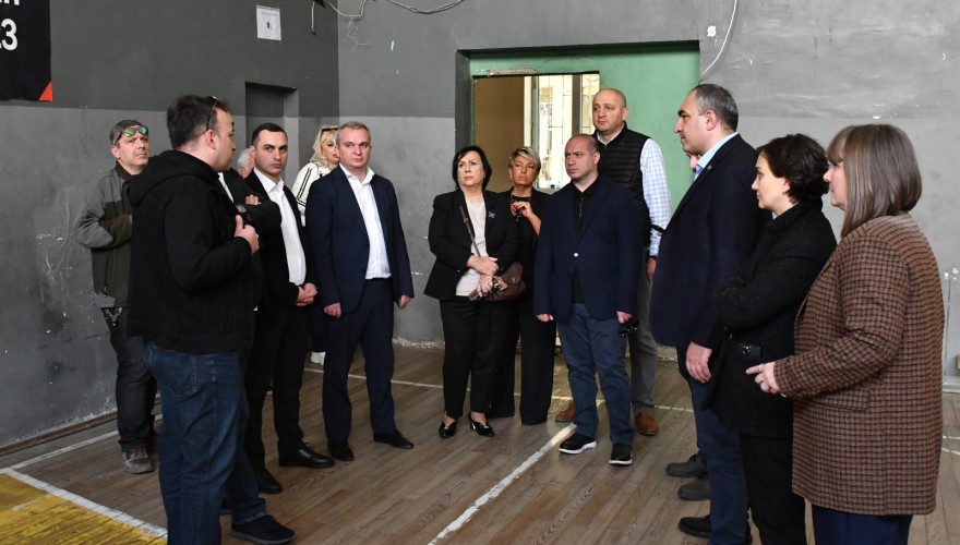Givi Mikanadze Assesses Needs of Educational Institutions in Gldani District