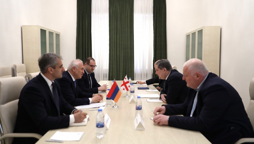აგრარულ საკითხთა კომიტეტის თავმჯდომარე გელა სამხარაული სომხეთის რესპუბლიკის ელჩს შეხვდა