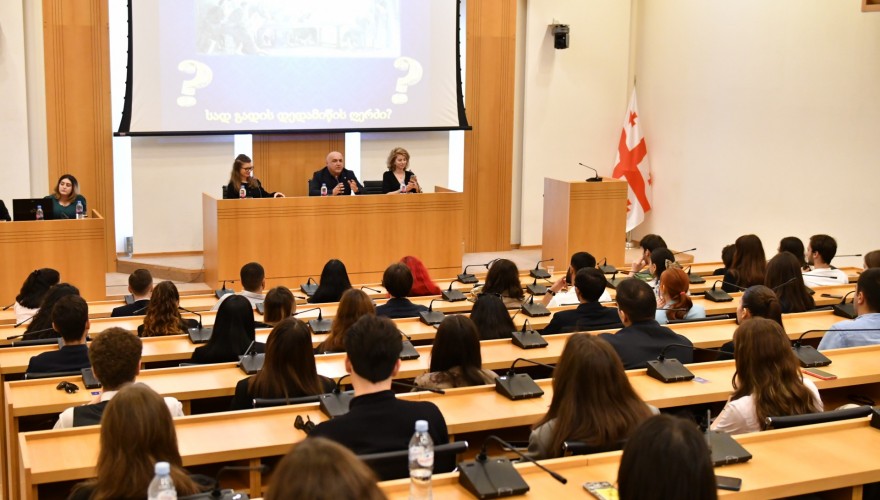 Zaza lominadze Meets with Members of Students' Parliament