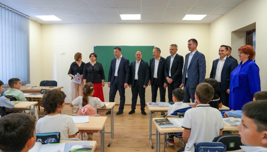 გივი მიქანაძემ კახეთში ახლად რეაბილიტირებული ორი საჯარო სკოლა დაათვალიერა