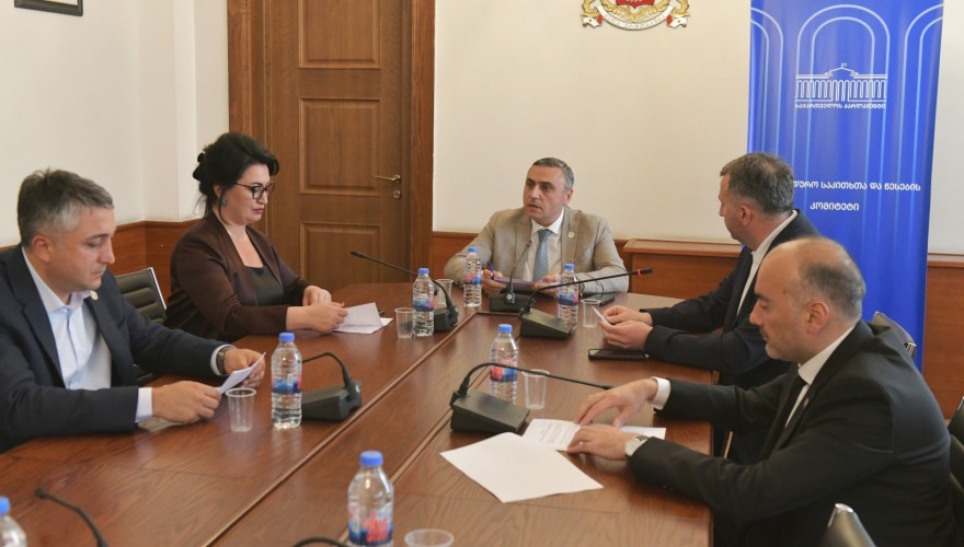 საპროცედურო საკითხთა და წესების კომიტეტმა „საჯარო სამსახურის შესახებ“ კანონში ცვლილების თაობაზე პირველი მოსმენით იმსჯელა