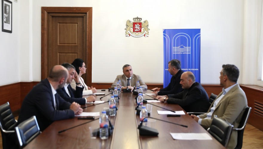 საპროცედურო საკითხთა და წესების კომიტეტმა „გახარია საქართველოსთვის“ 12 წევრის სადეპუტატო უფლებამოსილების ვადამდე შეწყვეტის საკითხს მხარი დაუჭირა