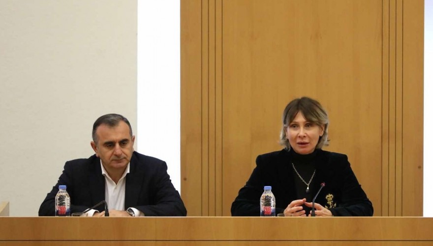 პარლამენტის თავმჯდომარის მოადგილე ნინო წილოსანი და აპარატის უფროსი კახა ოქროჯანაშვილი სტაჟიორებს შეხვდნენ