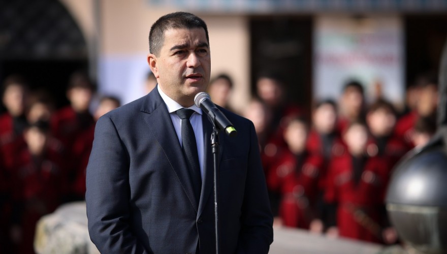 შალვა პაპუაშვილი ანზორ ერქომაიშვილის მემორიალური დაფის გახსნას დაესწრო