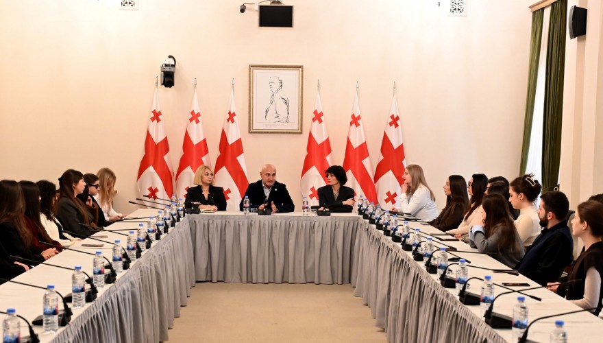 ილია ინჯია საქართველოს პარლამენტში სტაჟირებაზე მყოფ ახალგაზრდებს შეხვდა