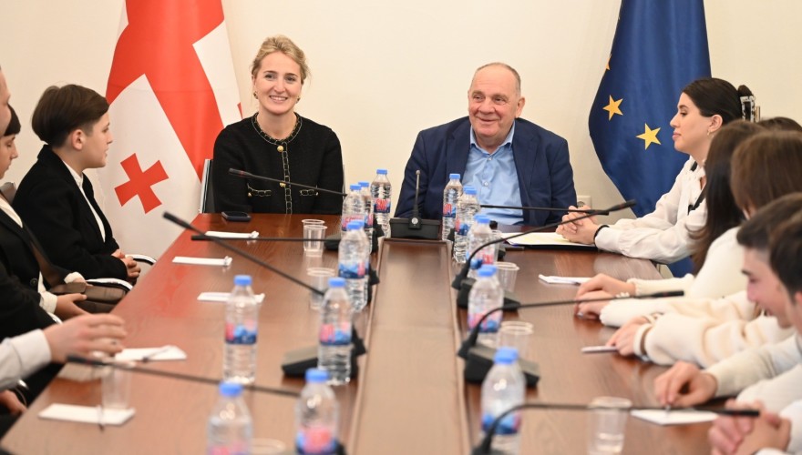 Mariam Lashkhi and Givi Chichinadze met with School children