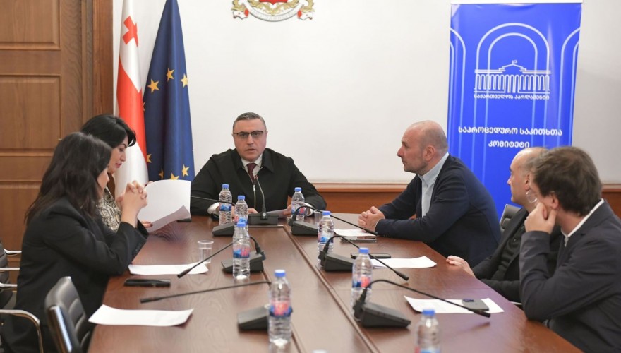 The Procedural Issues Committee scrutinized information submitted by the Committees concerning the mandatory attendance of the officials and the reporting to the Committees