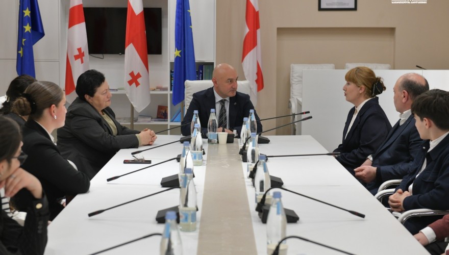 ილია ინჯია მარტვილის მუნიციპალიტეტის სოფელ ლეციცხვაიეს სკოლის მოსწავლეებს შეხვდა